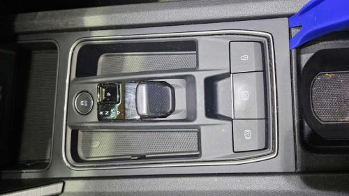 Shift-by-Wire Modul entfernen. Ansatzpunkt mit einem geeigneten Werkzeug in der Mittelkonsole eines Cupra.